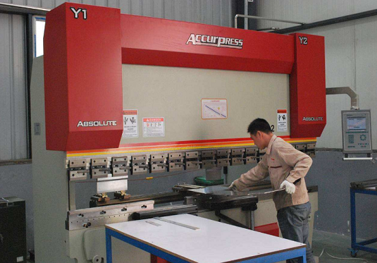 正在作業中的鈑金折彎機工人